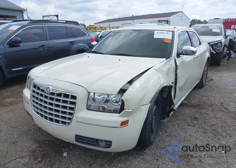 2010 Chrysler 300 Touring/Signature Series/Executive Series z USA, uszkodzony, nr VIN 2C3CA5CV6AH330449